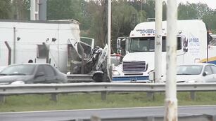 Tragedia en el acceso oeste: el auto en el que viajaban las tres mujeres quedó completamente destruido. (Captura TN)