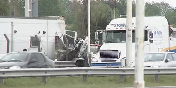 Tragedia en el acceso oeste: el auto en el que viajaban las tres mujeres quedó completamente destruido. (Captura TN)