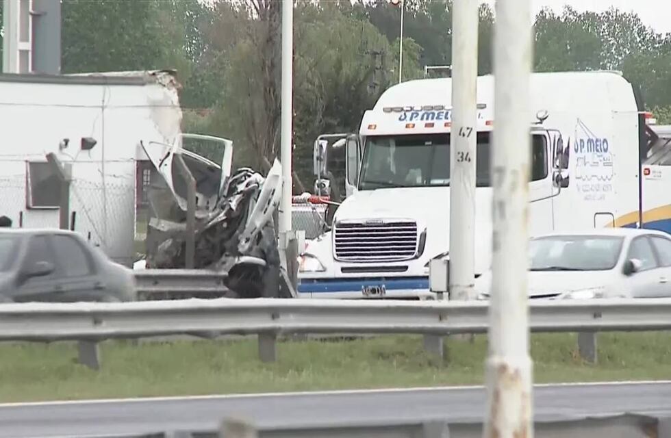 Tragedia en el acceso oeste a Buenos Aires: un auto chocó contra el peaje y murieron tres mujeres