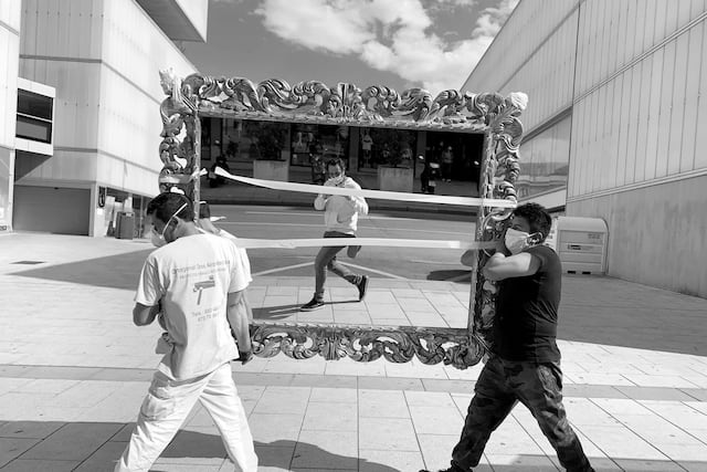 Autorretrato. El fotógrafo Facundo Pechervsky se capta al pasar en un espejo, detrás del Museo Reina Sofía.