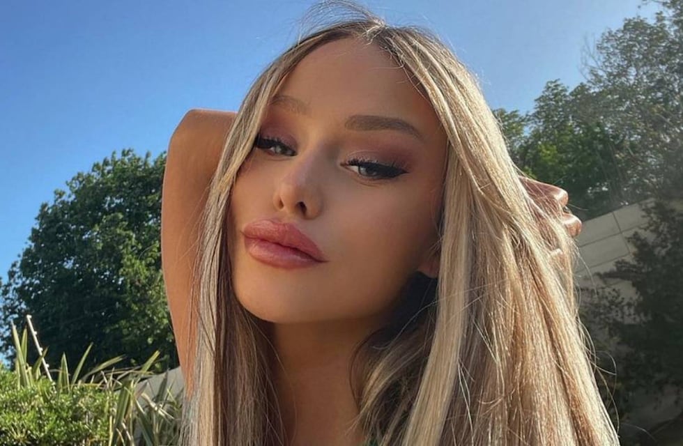 Agustina Añon encendió Instagram al posar con un sensual vestido transparente y bucaneras con cut outs