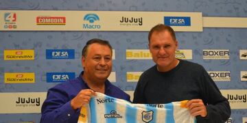 Darío Franco, ex Instituto, consiguió su primer triunfo con los jueños y por goleada. Ahora, espera a Belgrano (Prensa Gimnasia de Jujuy).