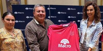José García Naser y Andrea Madariaga sostienen la camiseta que vestirán de ahora en más los árbitros que dirijan encuentros de la Unión Jujeña de Rugby.