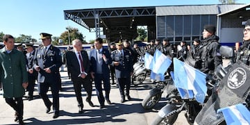 Con un moderno parque automotriz, taller, cabina de pintura, sistema de mantenimiento informatizado y nuevas pistolas Taser y Byrna, el gobierno apuesta a una policía mejor equipada y más eficiente.