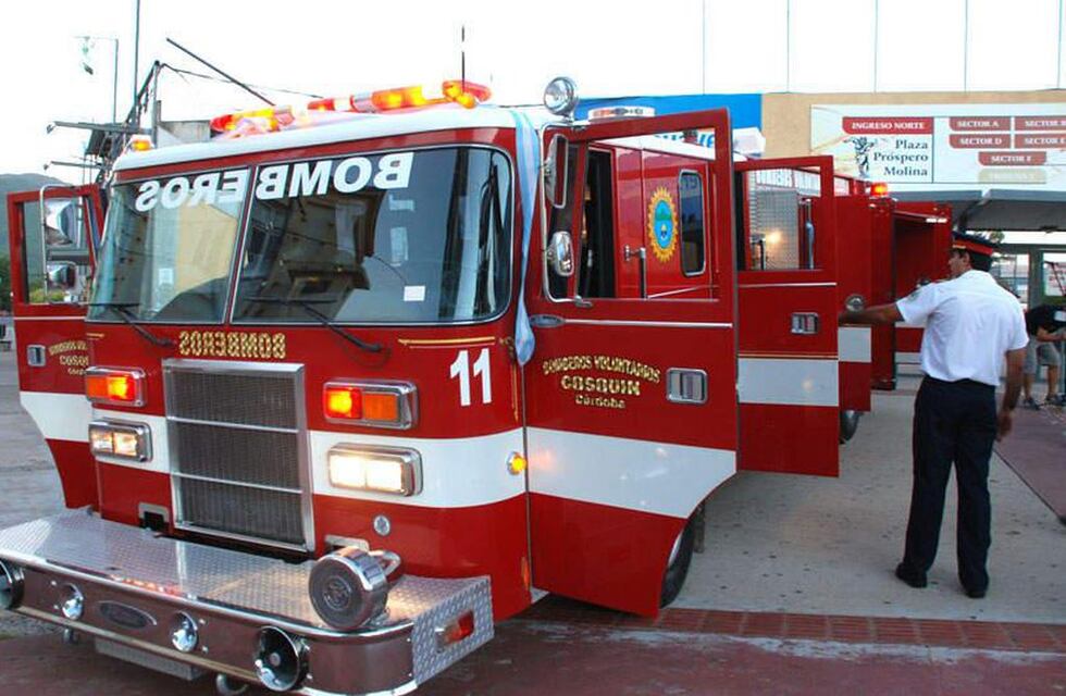 Por el Día Nacional del Bombero la Municipalidad del Trapiche se iluminó de rojo