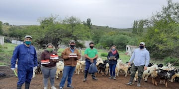 Los productores caprinos y los técnicos con las muestras sacadas de majadas de cabras en el Norte de San Luis. Gentileza Norte Puntano