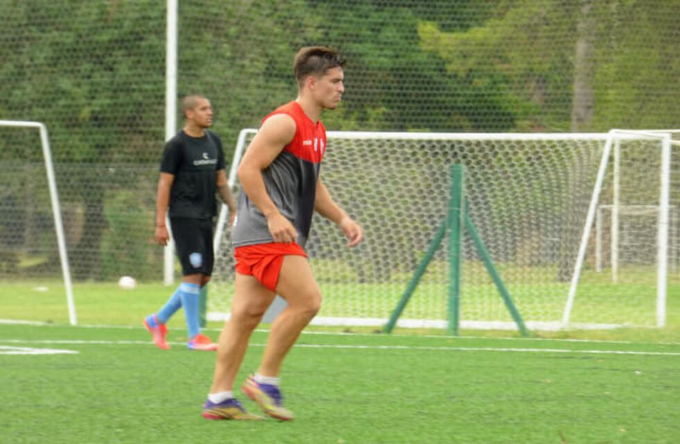 Fernando Bersano fue titular en el primer amistoso del Deportivo Morón y marcó un gol