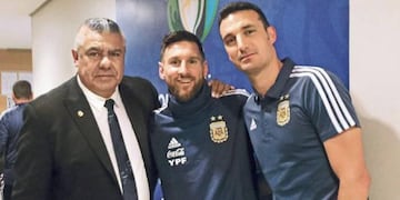 Claudio "Chiqui" Tapia junto a Lionel Messi y Scaloni. La AFA plantea la posibilidad de un nuevo Centro de Entrenamiento. Foto: Archivo.