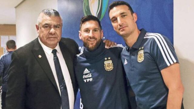 Claudio "Chiqui" Tapia junto a Lionel Messi y Scaloni. La AFA plantea la posibilidad de un nuevo Centro de Entrenamiento. Foto: Archivo.