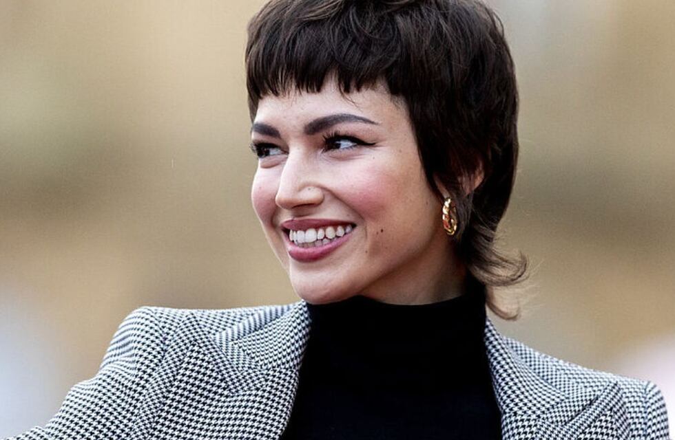 Con una camisa blanca y un vestido negro, Úrsula Corberó desplegó toda su sensualidad