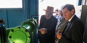 El presidente de la empresa estatal Agua Potable de Jujuy, Juan Carlos García, explica al gobernador Sadir el funcionamiento del nuevo sistema diseñado para que los vecinos de Tilcara y Maimará dejen de enfrentar la incertidumbre del suministro, mejorando significativamente su calidad de vida y el acceso a un servicio esencial.