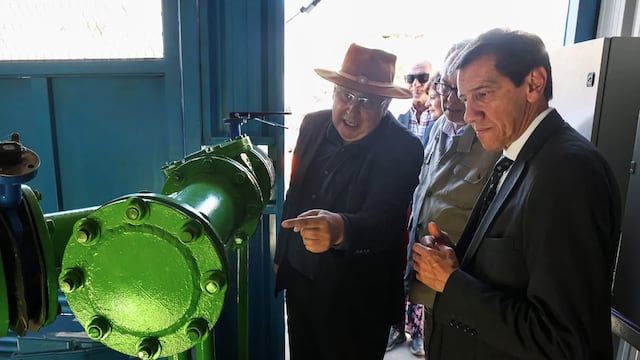 El presidente de la empresa estatal Agua Potable de Jujuy, Juan Carlos García, explica al gobernador Sadir el funcionamiento del nuevo sistema diseñado para que los vecinos de Tilcara y Maimará dejen de enfrentar la incertidumbre del suministro, mejorando significativamente su calidad de vida y el acceso a un servicio esencial.
