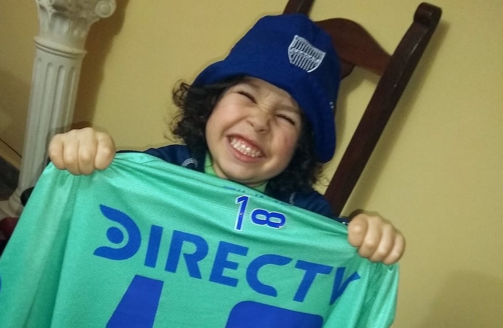 El niño fan del Tomba fue sorprendido por la banda en su cumpleaños número 4