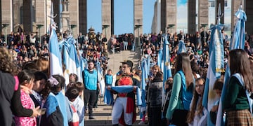 La promesa de lealtad tiene su epicentro en el Patio Cívico del Monumento.