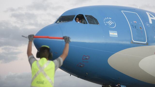 Un vuelo de Aerolíneas Argentinas trae más dosis de la vacuna Sinopharm contra el COVID-19 al país. (Presidencia)