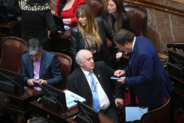 Oscar Parrilli cuestionó la ausencia de la oposición en el debate. Foto: Comunicación Senado.
