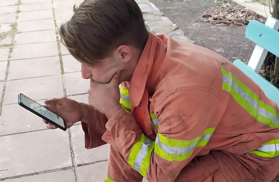 Emocionante: un joven bombero rindió un parcial para la facultad mientras luchaba contra los incendios en Córdoba
