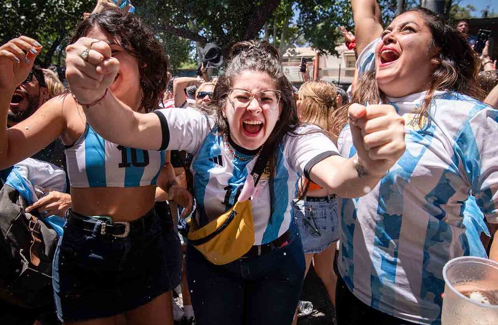Los milagros de La Scaloneta: le robaron el celular pero se lo devolvieron en medio de los festejos