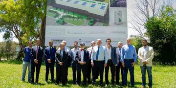 El embajador de Canadá en visita a Cannava SE, en febrero de 2020.