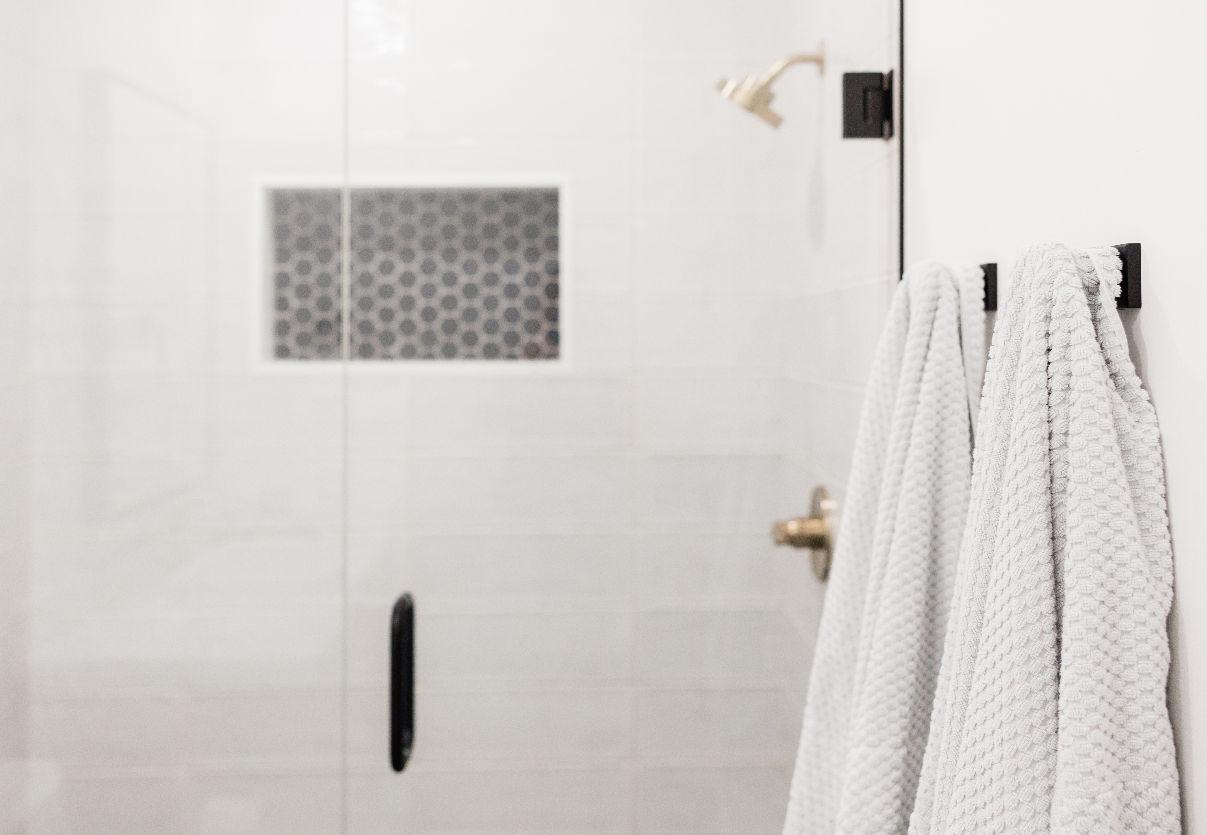 Colgar la toalla por la cenefa ayuda a que se seque mejor y se mantenga en óptimas condiciones.