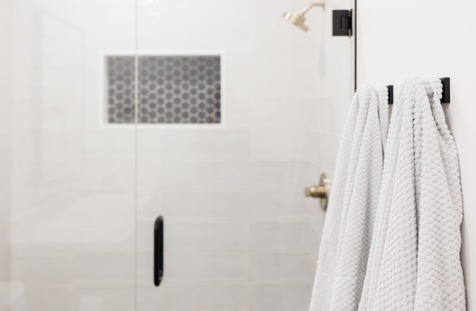 Dejá de hacerlo: por qué no hay que dejar toallas húmedas en el baño, según el Feng Shui