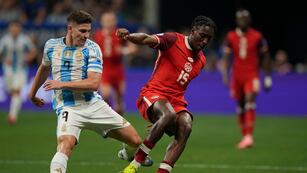 Un exfutbolista argentino comparó a Julián Álvarez con un ídolo del Real Madrid: “Juega como él”. (AP Foto/Jason Allen)
