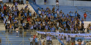 Hinchada de Belgrano en el estadio de Delfín, Ecuador. Este miércoles el aliento se traslada a Bolivia (Prensa Belgrano).