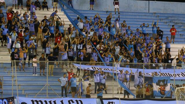 Hinchada de Belgrano en el estadio de Delfín, Ecuador. Este miércoles el aliento se traslada a Bolivia (Prensa Belgrano).