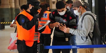 Controles en las estaciones de trenes de Buenos Aires. (Clarín)