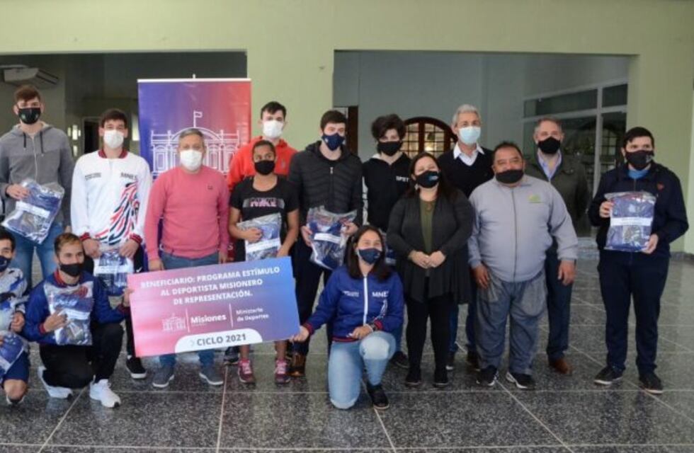 Oberá: entregaron indumentaria a deportistas del Programa de Estímulo