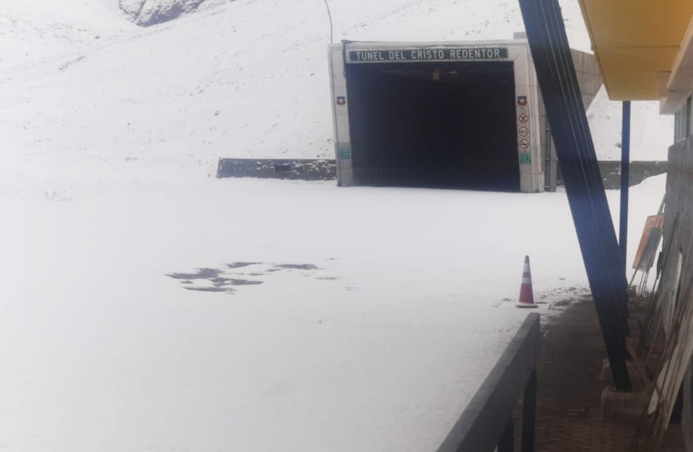 Paso Cristo Redentor: por las nevadas permanece cerrado el cruce a Chile y cortaron el tránsito desde Uspallata