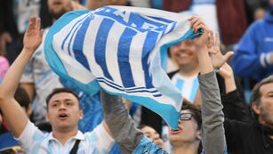 Los hinchas de Racing, con banderazo de apoyo antes de la visita a San Martín de Tucumán.
