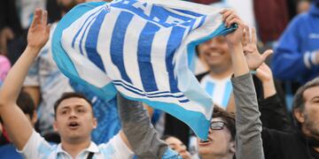 Los hinchas de Racing, con banderazo de apoyo antes de la visita a San Martín de Tucumán.