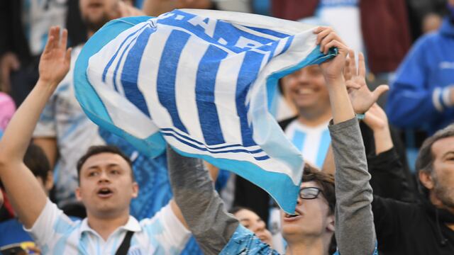 Los hinchas de Racing, con banderazo de apoyo antes de la visita a San Martín de Tucumán.