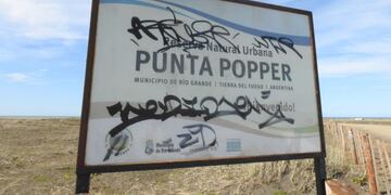 Vandalizaron los carteles de la Reserva Natural Punta Popper.