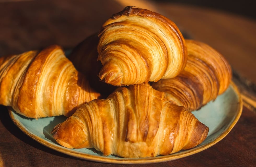 Día del croissant: cuál es la diferencia con la medialuna y dónde comer los mejores en Buenos Aires