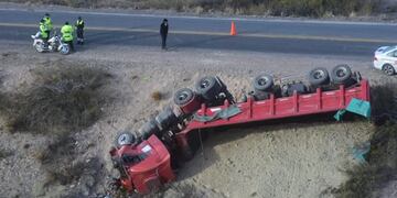 Un camión volcó en un cerro de Río Negro.