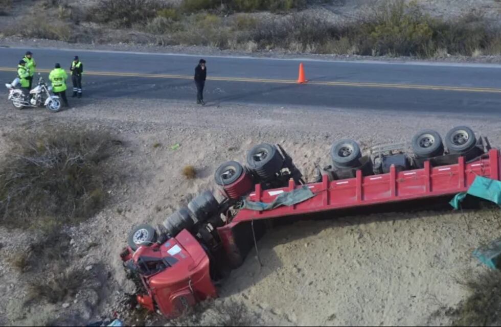 Impresionante video: un camión volcó en un cerro de Río Negro y el relato del conductor es desgarrador