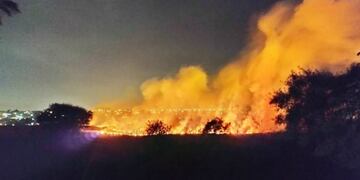 Incendio en Itaembé Mini mantiene alerta a los vecinos de Posadas.