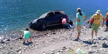 Dos hermanos en Neuquén salvan a turistas de ahogarse.