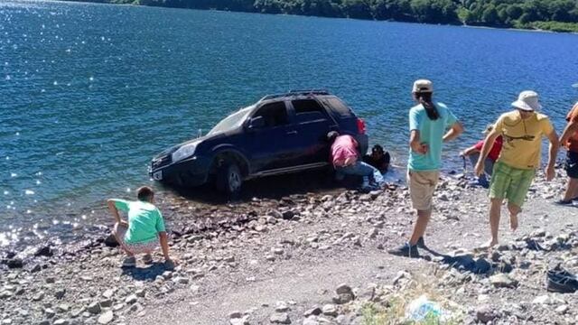 Dos hermanos en Neuquén salvan a turistas de ahogarse.