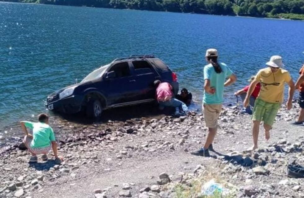 Turistas cayeron con su camioneta en una laguna de Neuquén y dos hermanos los salvaron de ahogarse