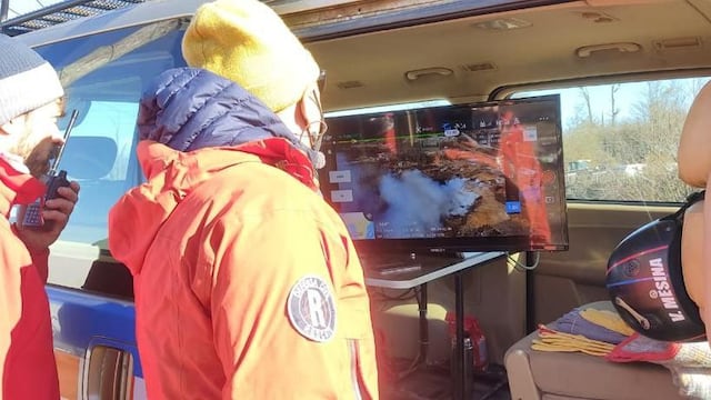 El coordinador de Defensa Civil, Cristian Elías informó que “por disposición del intendente, Walter Vuoto partió de Ushuaia un grupo de profesionales para llevar equipamiento y material para el combatir el incendio que se desarrolla en el aserradero”.