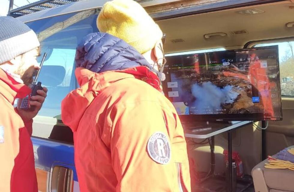 Defensa Civil de Ushuaia se sumó con equipamiento al combate del fuego en el aserradero “El Litoral”