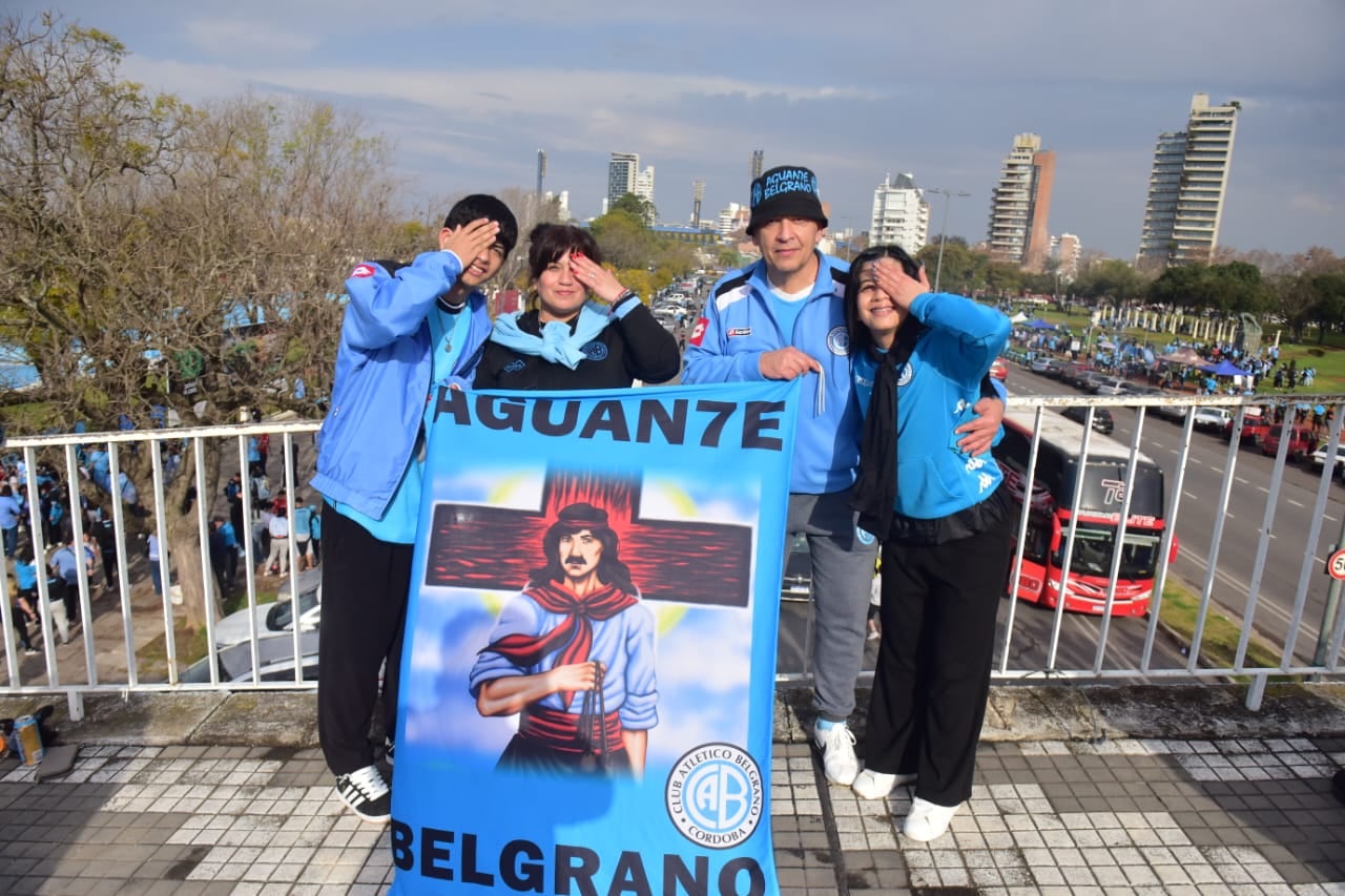 Los hinchas de Belgrano y otra muestra de amor masivo. Tremendo acompañamiento de los piratas en la Copa Argentina. (José Gabriel Hernández / Enviado a Rosario)