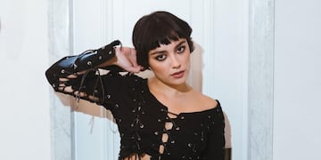 Carla Díaz, “Ari” de Élite, posó con un vestido transparente y sin nada debajo.