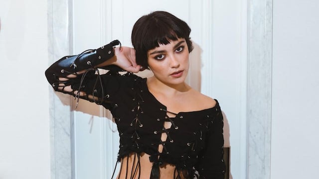Carla Díaz, “Ari” de Élite, posó con un vestido transparente y sin nada debajo.