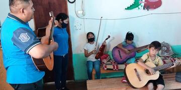 Una escuela infantil de policías de Salta enseña música para contener a los alumnos.