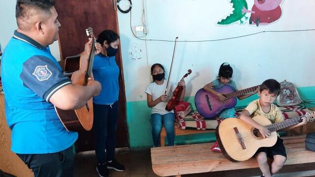 Una escuela infantil de policías de Salta enseña música para contener a los alumnos.
