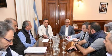 Representantes gremiales en reunión con el Gobierno